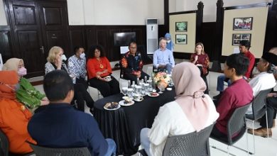 Danny Pomanto Jamu Senator Malarndirri McCarthy dengan Kuliner Khas Makassar