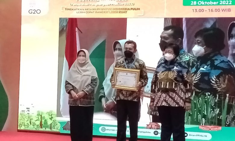Desa Ara Raih Trophy Utama Program Kampung Iklim