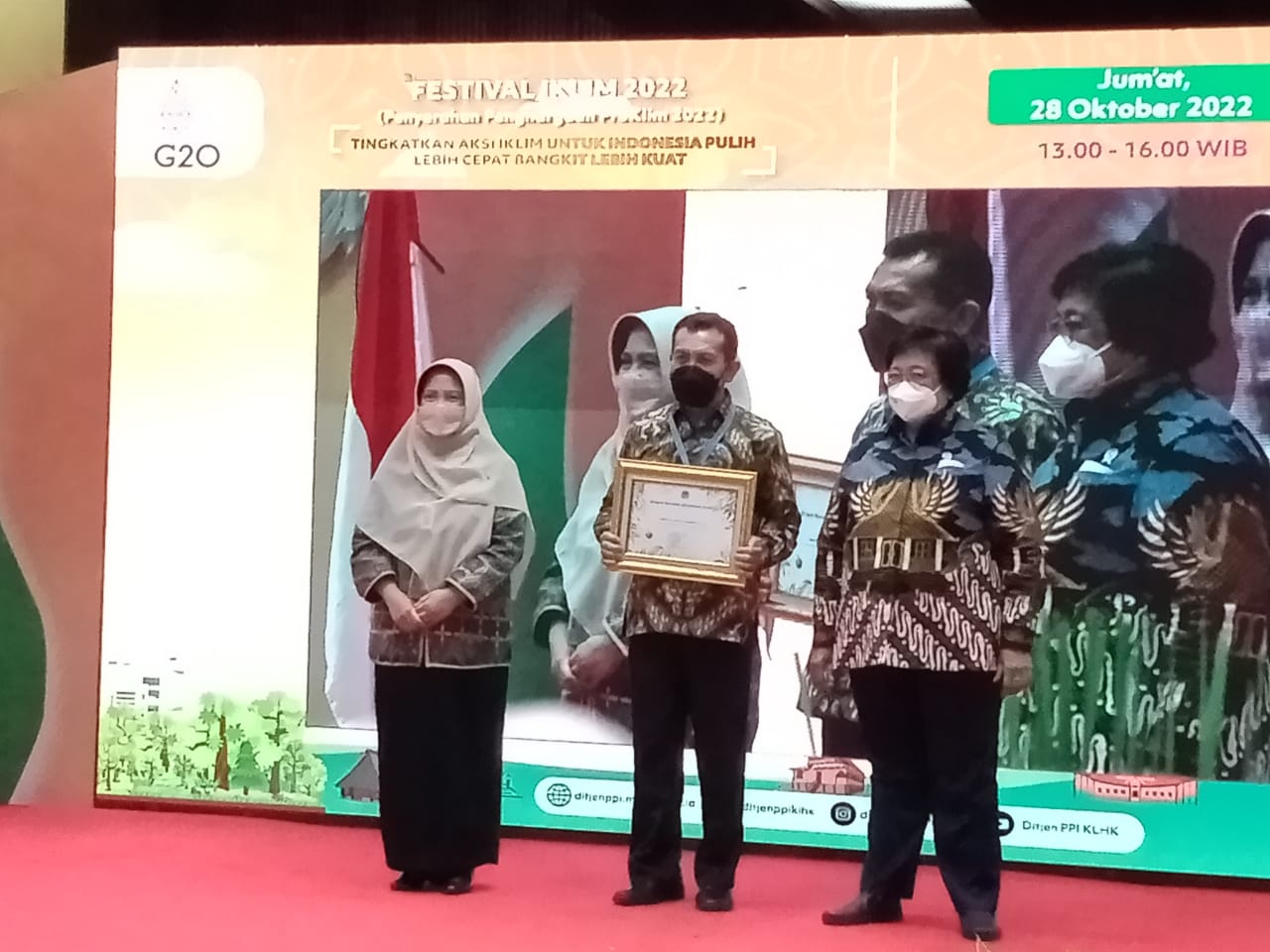 Desa Ara Raih Trophy Utama Program Kampung Iklim