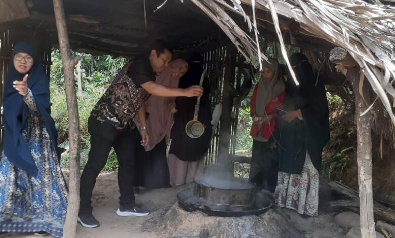 Libatkan KTH Cenreangin, Mahasiswa Kehutanan Unhas Demo Pembuatan Gula Aren di Desa Maddenra Sidrap