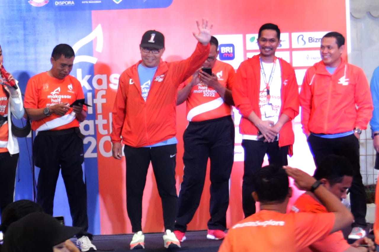 Ribuan Peserta Makassar Half Marathon 2022 Dilepas Wali Kota Danny Pomanto