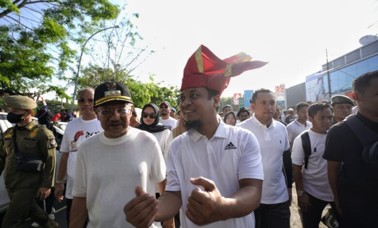 Kenakan Ikat Kepala Passapu, Gubernur bersama Masyarakat Jeneponto Jalan Sehat Anti Mager