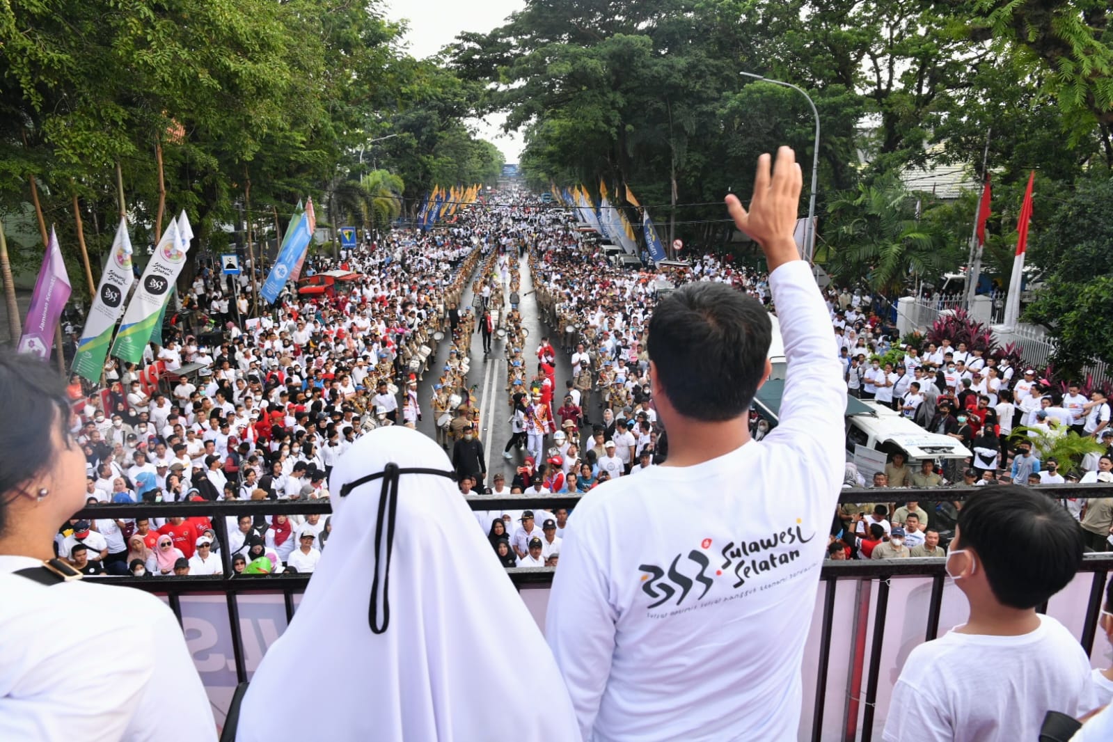 Dilepas Gubernur, Puluhan Ribu Peserta Ikuti Jalan Santai Anti Mager 353 Tahun Sulsel