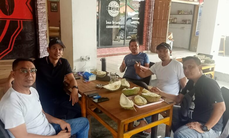 Panitia Porprov Sulsel Dijamu Makan Durian