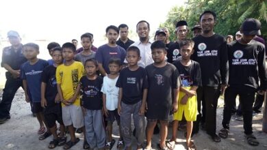 Masyarakat Desa Pulau Persatuan Bahagia Sambut Kunjungan Gubernur Sulsel