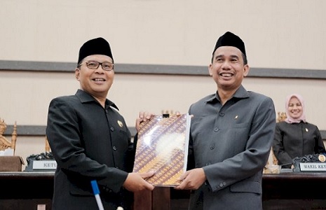 Rudianto Lallo dan Wali Kota Makassar Teken Rancangan Perubahan APBD Kota Makassar 2022