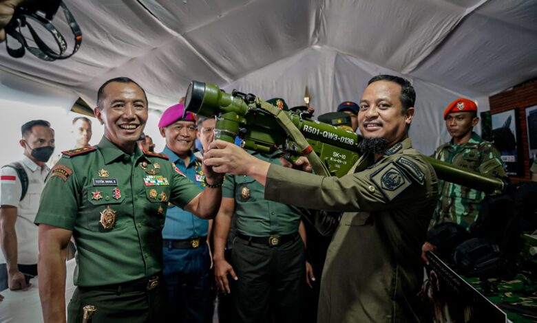 Bersama Pangdam XIV Hasanuddin Gubernur Andi Sudirman Tinjau Pameran Alutsista