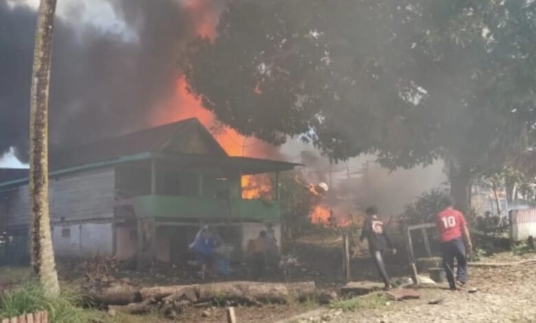 Si Jago Merah Ngamuk di Bone, Tiga Rumah dan Dua Sepeda Motor Hangus