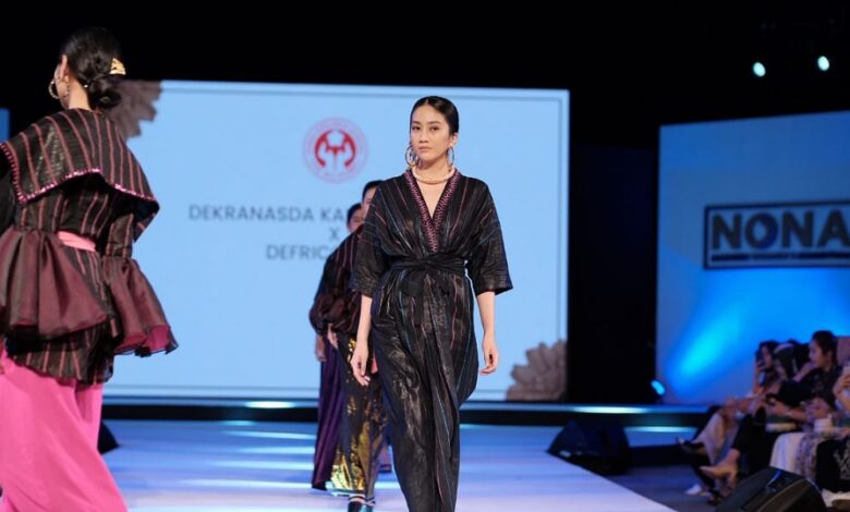Kain Tenun Kajang dan Bira Tampil di Pekan Mode Nona Fashion Week 2022