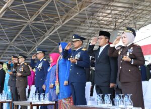 Wali Kota Danny Menyaksikan Parade Alusista di Upacara HUT 77 TNI
