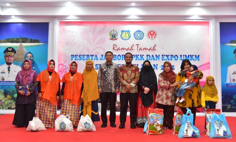 Gubernur dan Ketua PKK Sulsel Bagikan Ratusan Paket Sembakocdi Kepulauan Selayar