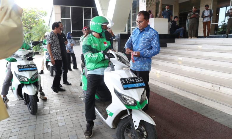 Konsisten Menggunakan Ojol, Danny Naik Grab Menuju Lokasi Rakernis