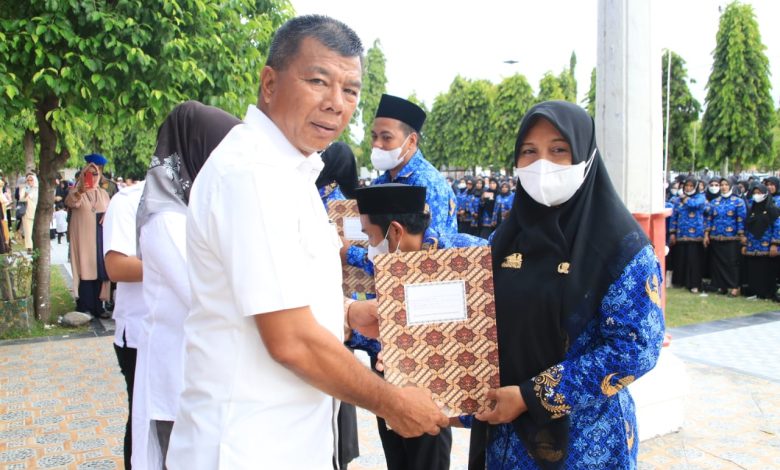 Serahkan SK PPPK Guru, Andi Utta Harap Lebih Semangat Mengajar
