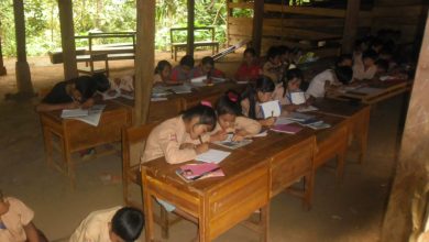 Tidak Memiliki Fasilitas Ruang Kelas, Tiap Hari Para Siswa Terpaksa Belajar Dibawah Rumah
