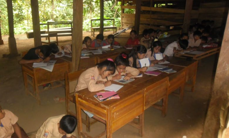Tidak Memiliki Fasilitas Ruang Kelas, Tiap Hari Para Siswa Terpaksa Belajar Dibawah Rumah