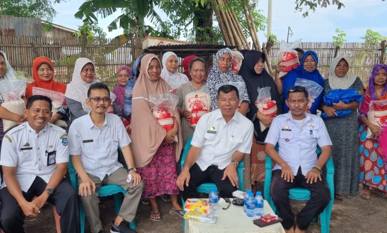 Ke Situbaru, Bupati Andi Utta Bagikan Beras kepada Warga
