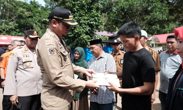 Pemkab Gowa Salurkan Bantuan untuk Warga Terdampak Bencana Longsor