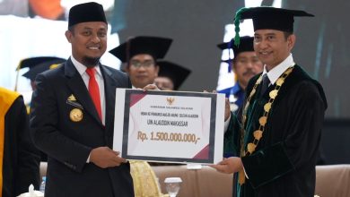 Gubernur Andi Sudirman Serahkan Rp1,5 Miliar Hibah Untuk Masjid Agung Sultan Alauddin UIN