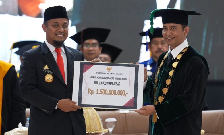 Gubernur Andi Sudirman Serahkan Rp1,5 Miliar Hibah Untuk Masjid Agung Sultan Alauddin UIN