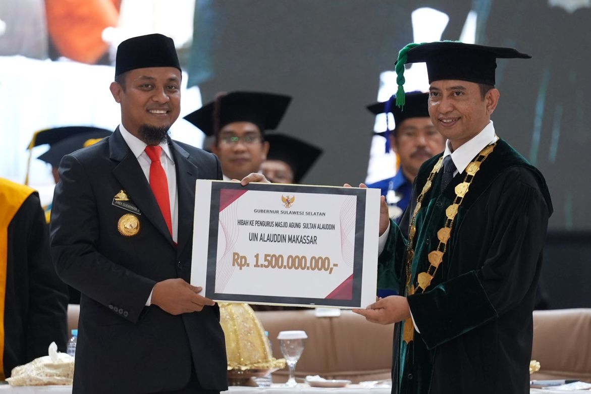 Gubernur Andi Sudirman Serahkan Rp1,5 Miliar Hibah Untuk Masjid Agung Sultan Alauddin UIN