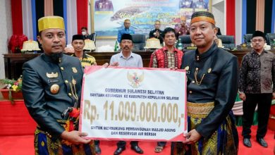 Gubernur Andalan Beri Bantuan Keuangan Provinsi Untuk Pemkab Selayar Rp11 Miliar
