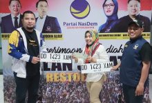 Pemenang Undian Jalan Sehat Restorasi Nasdem Terima Hadiah Mobil