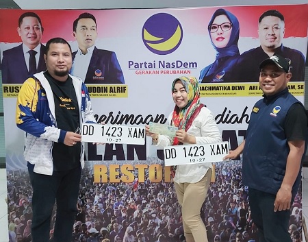 Pemenang Undian Jalan Sehat Restorasi Nasdem Terima Hadiah Mobil