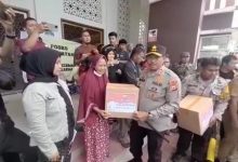 Polda Sulsel Bagikan 500 Paket Kebutuhan Pokok Untuk Korban Banjir di Makassar