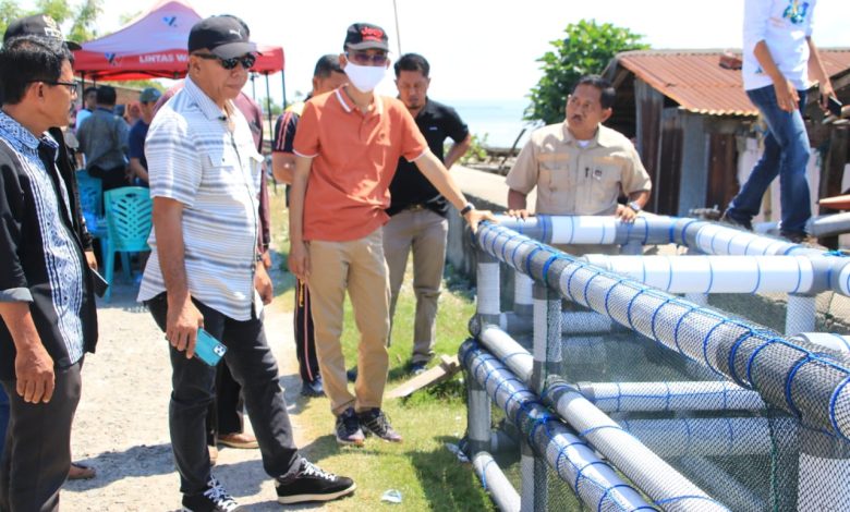 Bupati Andi Utta Serahkan Bantuan Keramba Rumput Laut