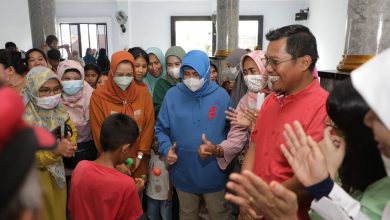 Ketua TP PKK Makassar Hibur Anak Terdampak Banjir Kelurahan Laikang, Ajak Bermain Latto-latto