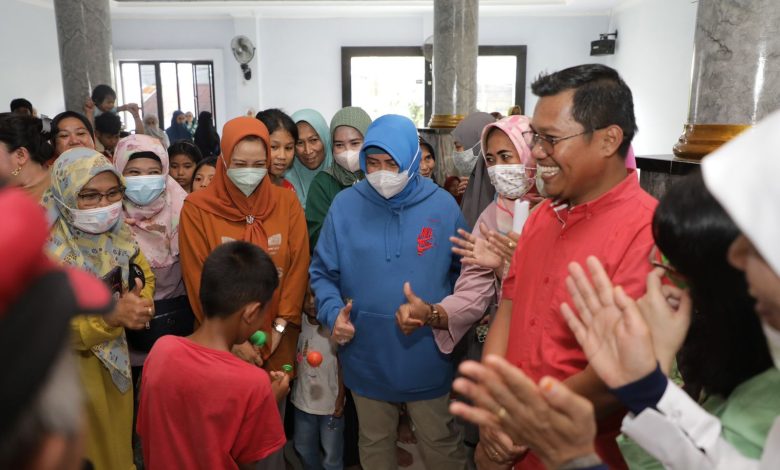 Ketua TP PKK Makassar Hibur Anak Terdampak Banjir Kelurahan Laikang, Ajak Bermain Latto-latto