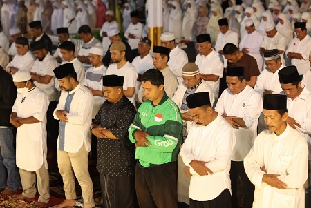 Driver Ojol Ikut Salat Subuh Berjemaah dan Doa Bersama Sambut HUT 415 Makassar