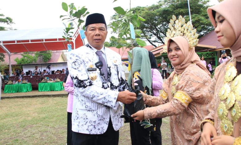 Peringatan HGN di Bulukumba, Diwarnai Gerakan Satu Siswa Satu Pohon