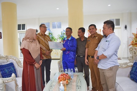 Gubernur Sulawesi Tengah Terima Bantuan Hibah PT SCM Rp500 Juta