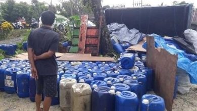 Gagal Menyalip Angkot, Truk Pengangkut Solar Terbalik di Bone