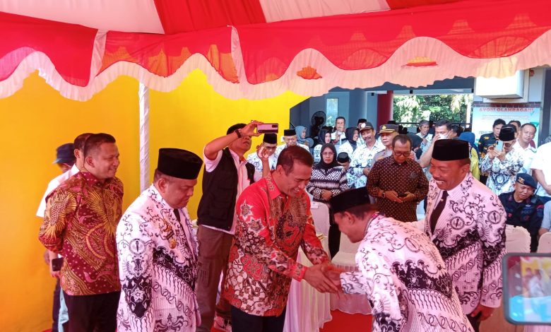 Sumbang Rp100 Juta Untuk Hadiah Porseni HUT PGRI di Bone, Amran Sulaiman: Negara Kuat Karena Guru