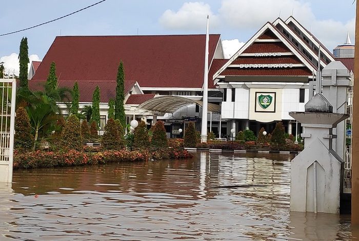 Maros Dilanda Banjir, Gubernur Andi Sudirman Salurkan Bantuan Logistik