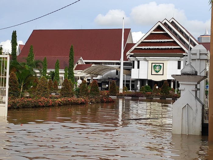 Maros Dilanda Banjir, Gubernur Andi Sudirman Salurkan Bantuan Logistik