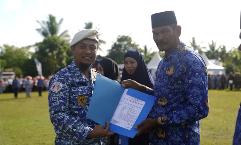 Gubernur Andalan Serahkan SK Pengangkatan PPPK Guru Tahap II saat Hari Bela Negara