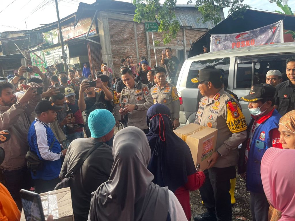 Kapolda Sulsel dan Kapolrestabes Makassar Kunjungi Warga Terdampak Banjir di Antang