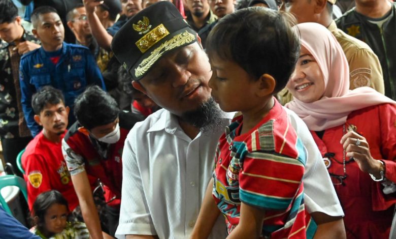 Tinjau Lokasi Longsor di Maros, Gubernur Andi Sudirman Berikan Santunan kepada Korban
