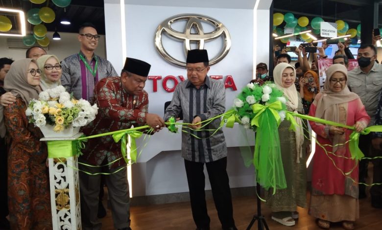 Jusuf Kalla Resmikan Showroom Kalla Toyota Bupati Bone Ini Salah Satu Kemajuan Daerah