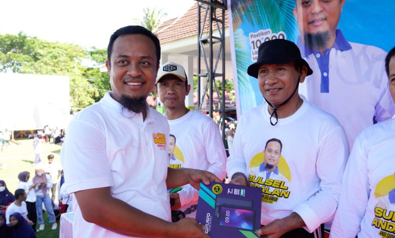 Di Bantaeng, Gubernur Andi Sudirman Serahkan Peralatan Smart School ke Sekolah-sekolah SMA