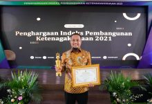 Pemprov Sulsel Terima Penghargaan IPK 2021 Urusan Ketenagakerjaan Kategori Besar Terbaik Pertama