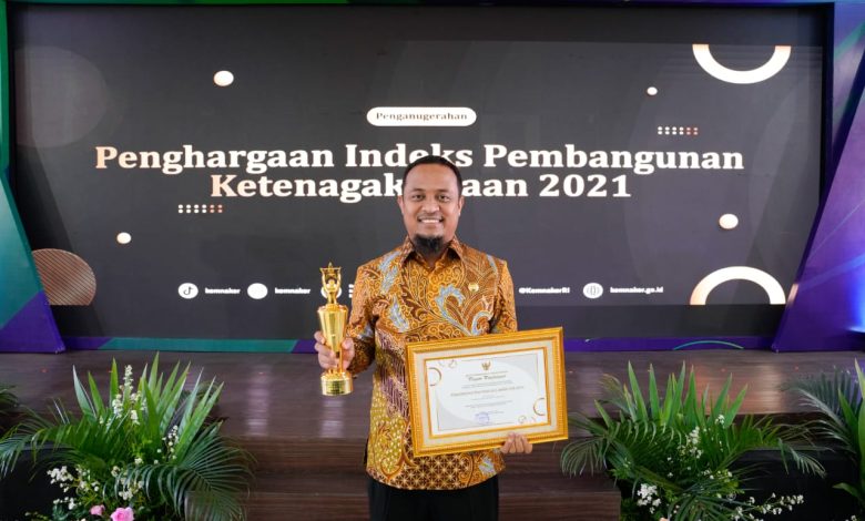 Pemprov Sulsel Terima Penghargaan IPK 2021 Urusan Ketenagakerjaan Kategori Besar Terbaik Pertama