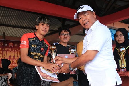 Bupati Andi Utta Tutup Turnamen Sepakbola di Dampang, Final Berakhir Dramatis