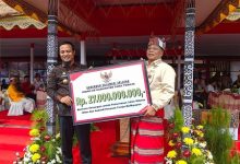 Gubernur Sulsel Serahkan Bantuan Keuangan Rp27 M ke Toraja, Tuntaskan Pembangunan Wisata Ollon dan Subsidi Tiket