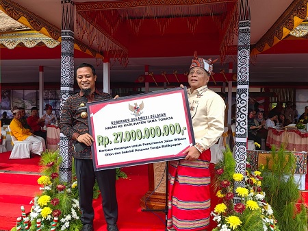 Gubernur Sulsel Serahkan Bantuan Keuangan Rp27 M ke Toraja, Tuntaskan Pembangunan Wisata Ollon dan Subsidi Tiket