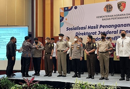 Kapolda Sulsel Raih Pin Emas dari Menteri ATR/BPN Terkait Penanganan Kejahatan Pertanahan