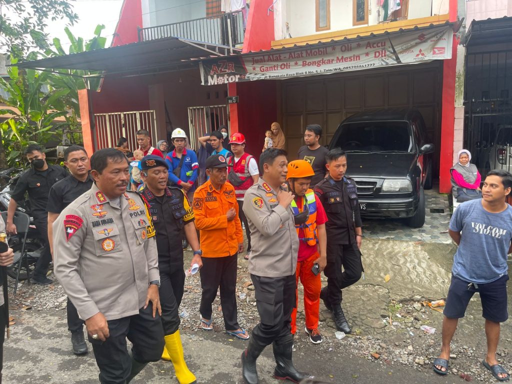 Kapolda Sulsel dan Kapolrestabes Makassar Kunjungi Warga Terdampak Banjir di Antang